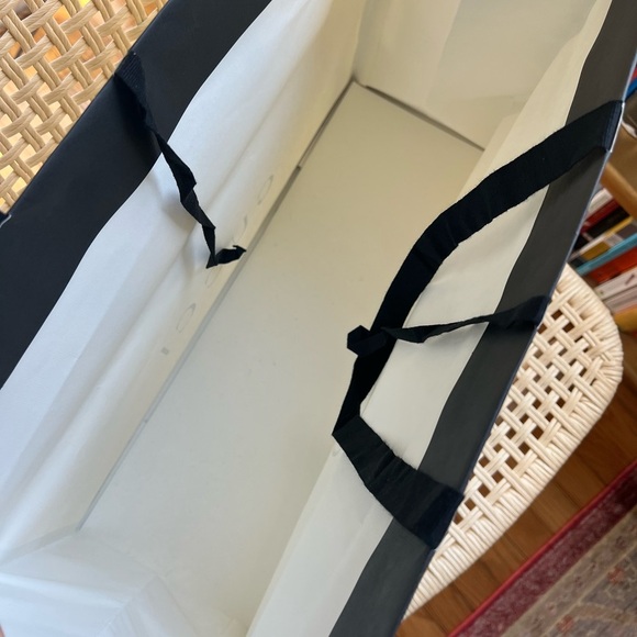 Gucci Large Shopping Bag 18x14 Black & White Ribbon Handles Luxury Gift Bag - Picture 6 of 7